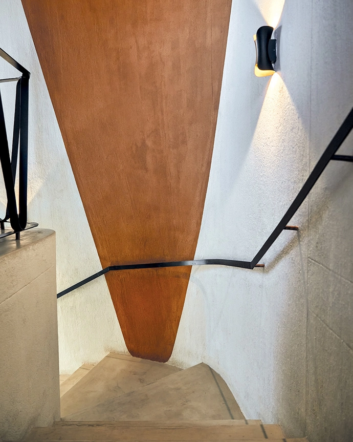 Africote’s clay-coloured Natural Cement paint celebrates and amplifies the Ekipa design that’s echoed in the bespoke railings.