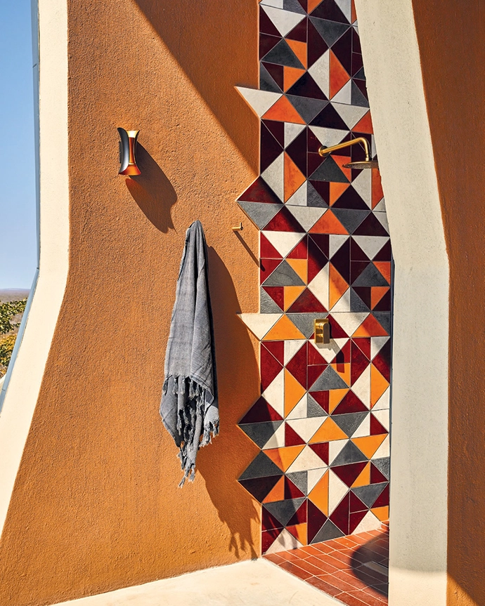 The outside shower with tiles by Wolkberg Casting Studio.