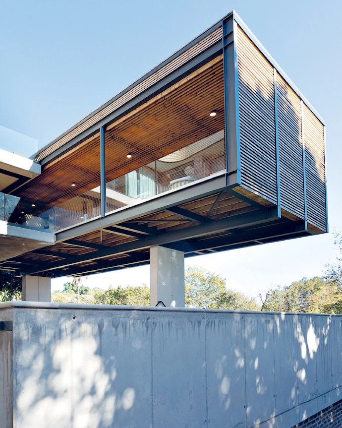 The dramatically cantilevered patio seems suspended from “sky hooks”, as Leon calls them.