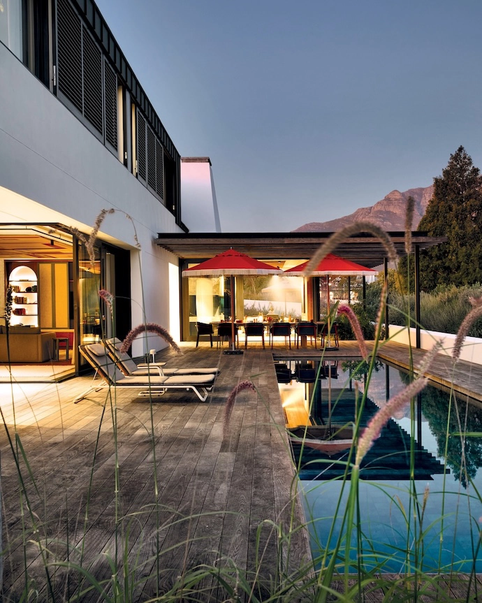 In addition to loungers by Pedersen + Lennard and umbrellas from Cape Umbrellas, the pool deck is furnished with an extendable Brick outdoor table by RODA from Marlanteak and Pedrali Lamorisse chairs from Inova.