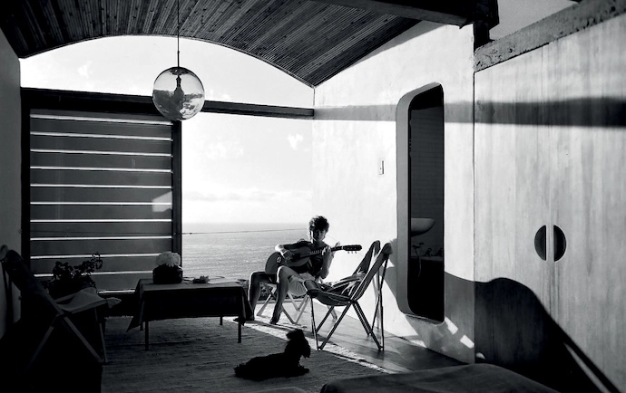 The roof shape at Die Es conforms directly to the plan, enhancing the cell-like separateness of each room while lift ing to frame alternate western sea and eastern mountain views. Gawie Fagan and his family of six built most of Die Es themselves during weekends and time aft er school. It was completed in 1965.