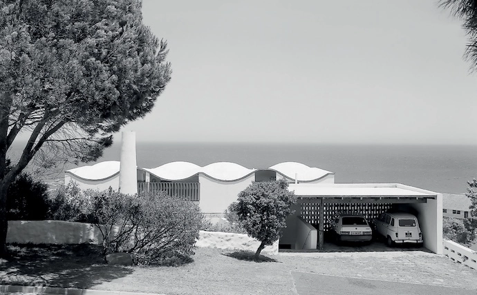 The roof shape at Die Es conforms directly to the plan, enhancing the cell-like separateness of each room while lift ing to frame alternate western sea and eastern mountain views. Gawie Fagan and his family of six built most of Die Es themselves during weekends and time aft er school. It was completed in 1965.