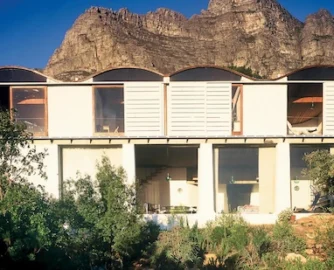 The roof shape at Die Es conforms directly to the plan, enhancing the cell-like separateness of each room while lift ing to frame alternate western sea and eastern mountain views. Gawie Fagan and his family of six built most of Die Es themselves during weekends and time aft er school. It was completed in 1965.