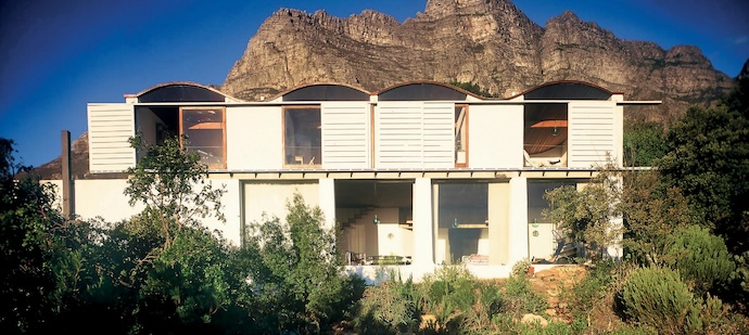 The roof shape at Die Es conforms directly to the plan, enhancing the cell-like separateness of each room while lift ing to frame alternate western sea and eastern mountain views. Gawie Fagan and his family of six built most of Die Es themselves during weekends and time aft er school. It was completed in 1965.