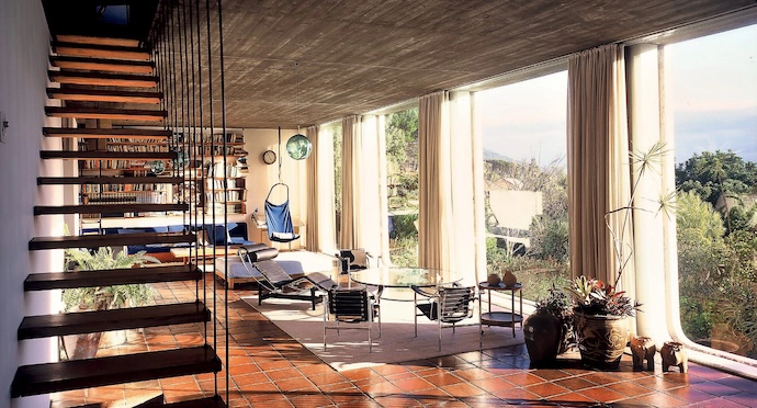 The roof shape at Die Es conforms directly to the plan, enhancing the cell-like separateness of each room while lift ing to frame alternate western sea and eastern mountain views. Gawie Fagan and his family of six built most of Die Es themselves during weekends and time aft er school. It was completed in 1965.