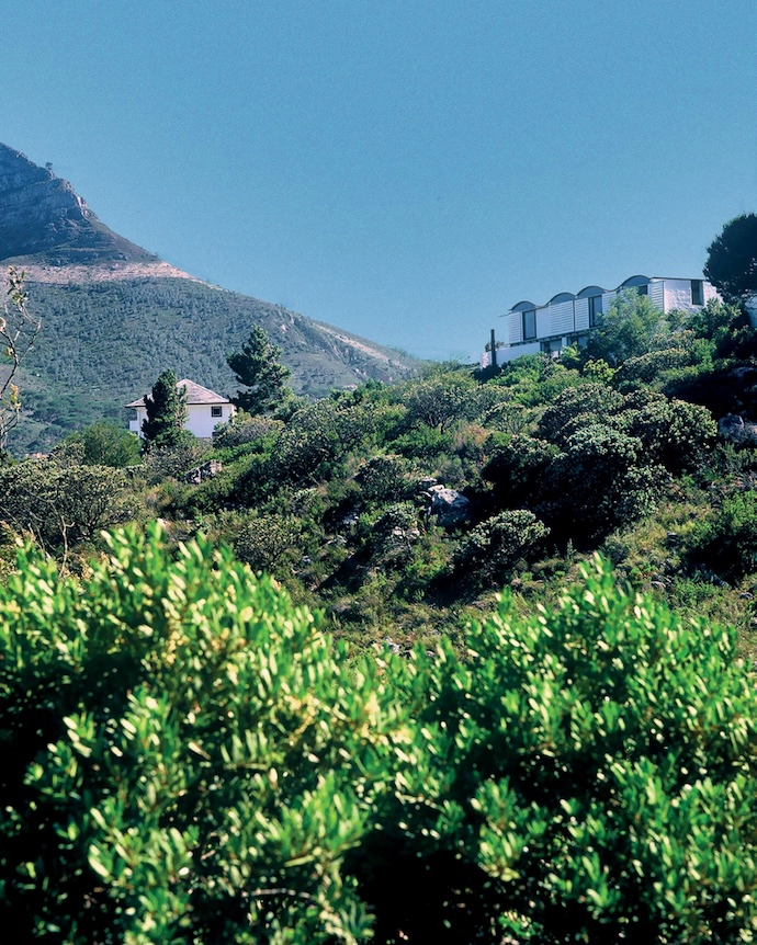 The roof shape at Die Es conforms directly to the plan, enhancing the cell-like separateness of each room while lift ing to frame alternate western sea and eastern mountain views. Gawie Fagan and his family of six built most of Die Es themselves during weekends and time aft er school. It was completed in 1965.