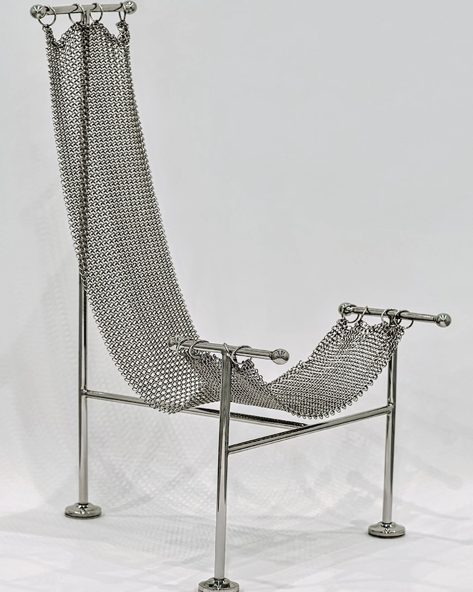 The Chainmail chair by Mexico City-based design studio Panorammma is a
new take on William Katavolos’s 1952 T-chair.