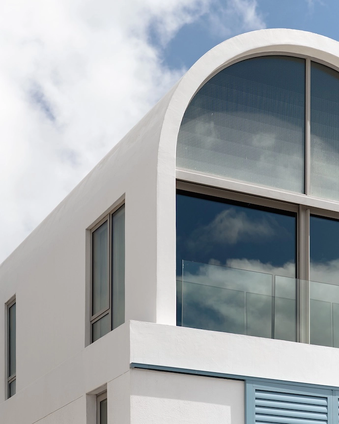The arched windows feature a ceramic-printed design that cuts 50% of the glare in the mornings.