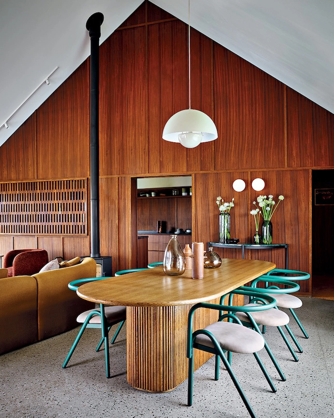 The Ripple table in the dining area was sourced from Mezzanine, the eye-catching Cobra chairs are by Dokter and Misses, and the Flowerpot pendant light over the table is by Verner Panton for &Tradition, available at Créma.