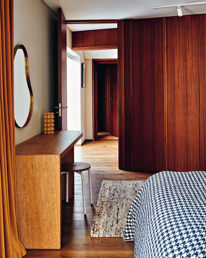A built-in vanity counter in the main bedroom with a stool by Pedersen + Lennard and custom mirror by Fechters.