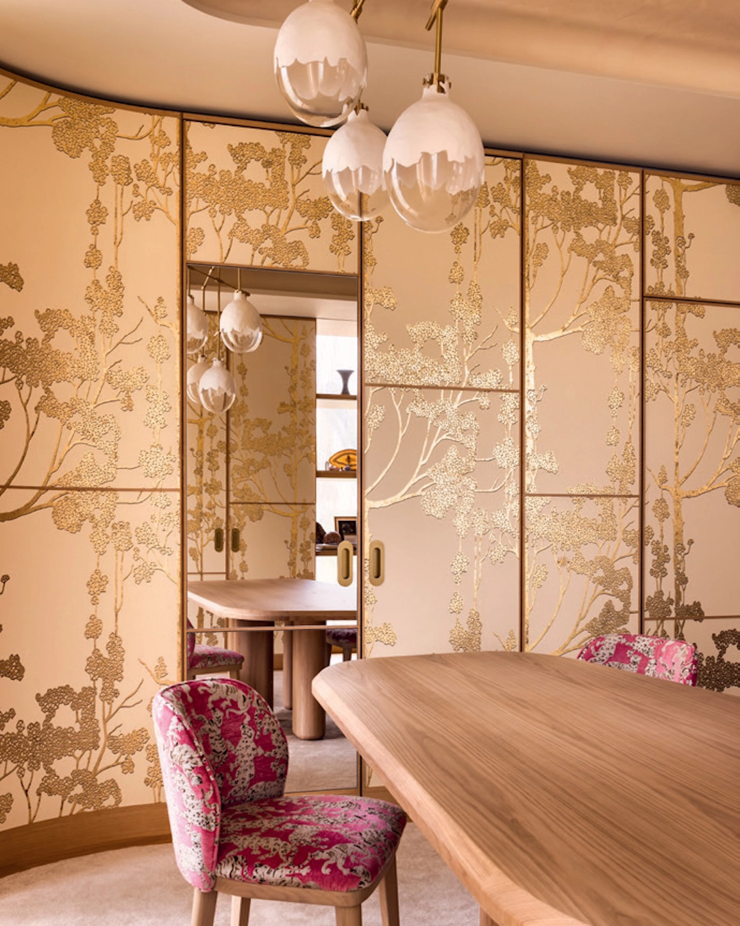At Cartier’s Azabudai boutique, custom panels with delicate floral motifs reflect a dialogue between Japanese teahouse serenity and European refinement.