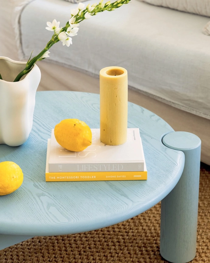 Melkman coﬀee table in Soft Blue.