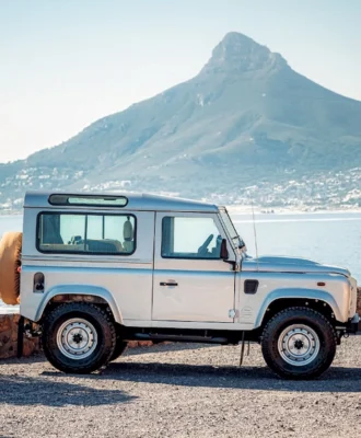 Their first oﬃcial build restored the Defender to its original colour – Zermatt Silver