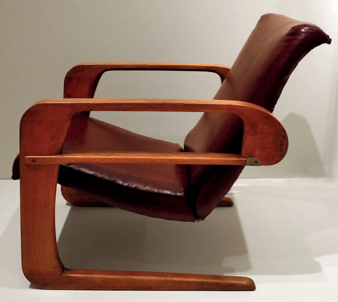 Designed in 1935, Kem Weber’s Art Deco Airline chair arrived in a box, ready to be assembled
at home.