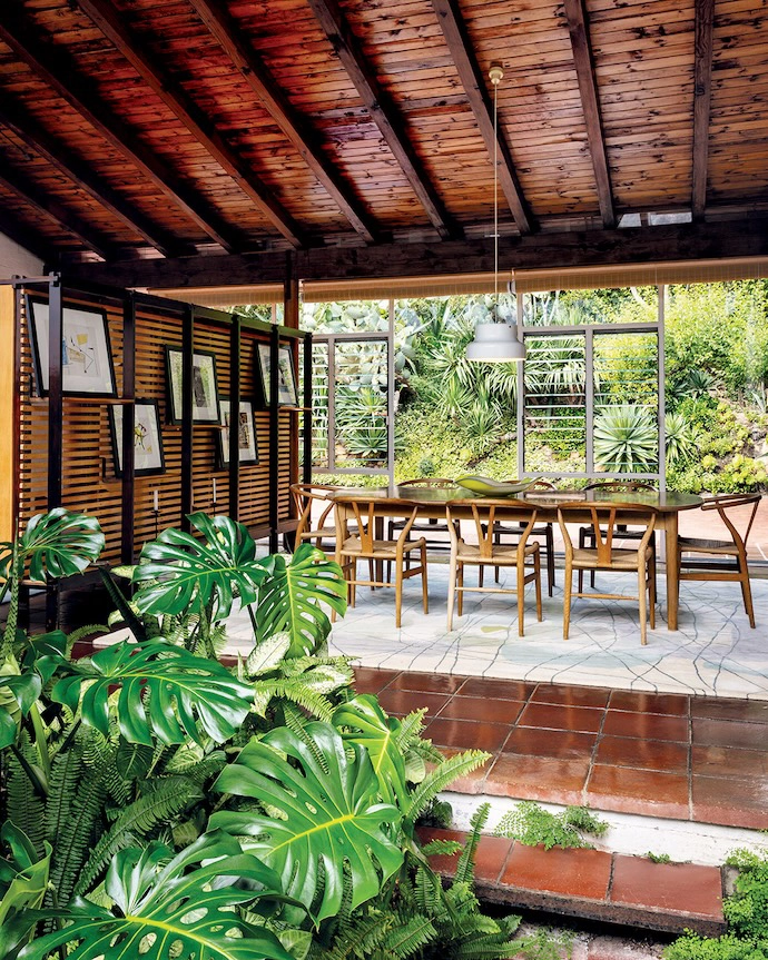 Another bespoke screen in the entrance hall separates it from the dining area. All flooring is quarry tile – a nod to the Cape Dutch aesthetic.