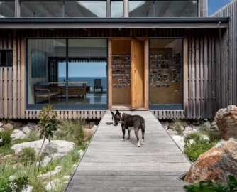 Filled with naturally growing indigenous flora of the eco-reserve, the courtyard oﬀers resident bullterrier Soetlief a windless retreat, come rain or shine.