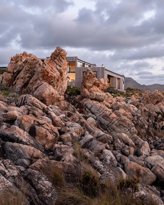 The house is situated on a smallholding in the Kogelberg Biosphere, and has been visited by dassies, mongooses, otters and snakes.