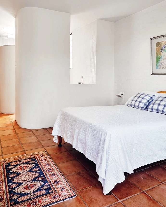 The owners requested an aperture to connect their bathroom and bedroom, allowing them to chat and look at the mountain while bathing.