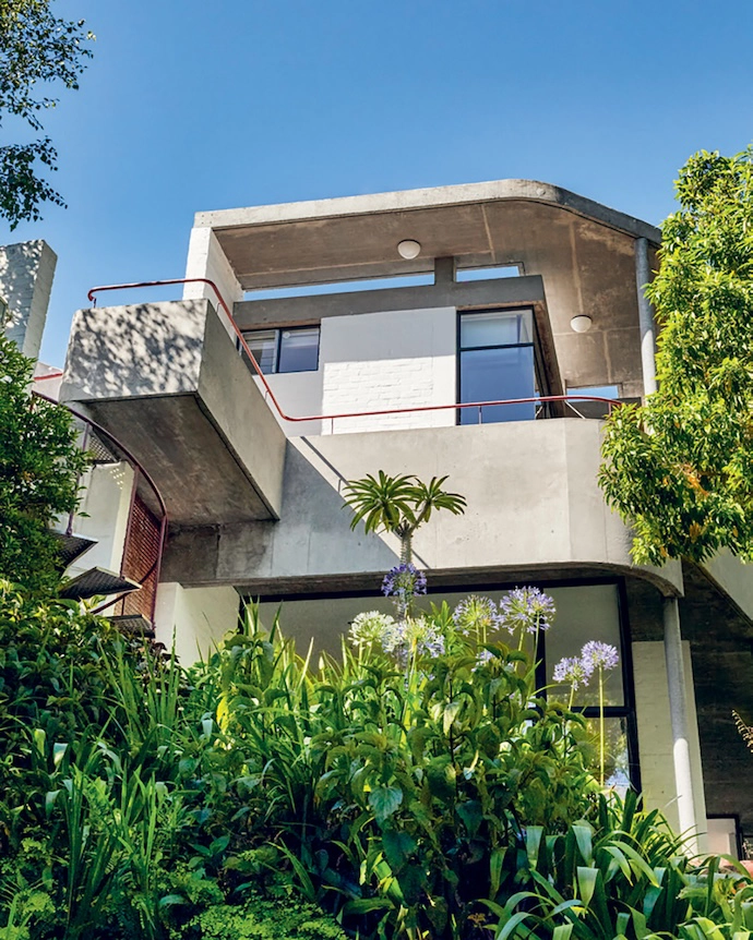 The main bedroom is demarcated with a rectilinear protrusion in the curved balcony.