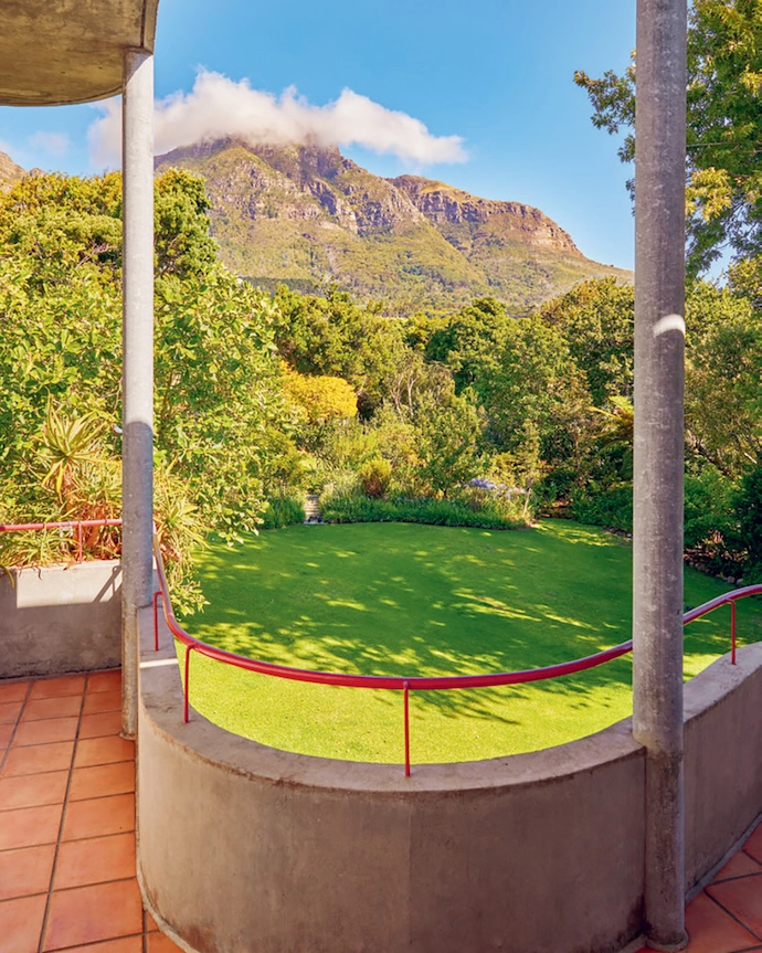 Arranged in step formation, the four identically sized rooms next to the main bedroom each have access to the balcony and the external spiral staircase.