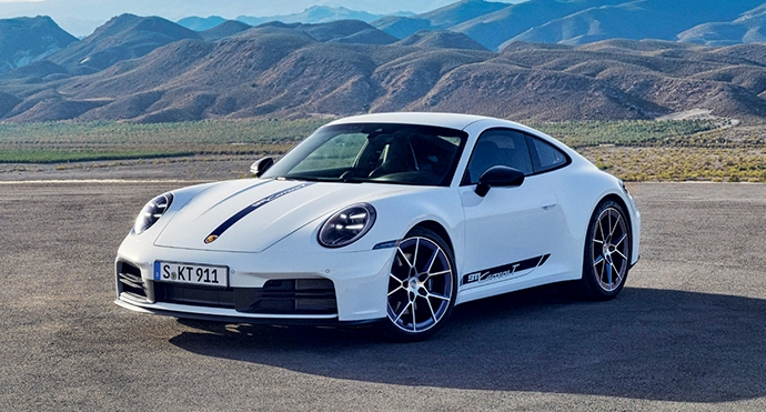The rear wheel-drive 911 Carrera T is powered by the 3.0-litre 6-cylinder twin-turbo boxer engine delivering 290kW and
450Nm.
