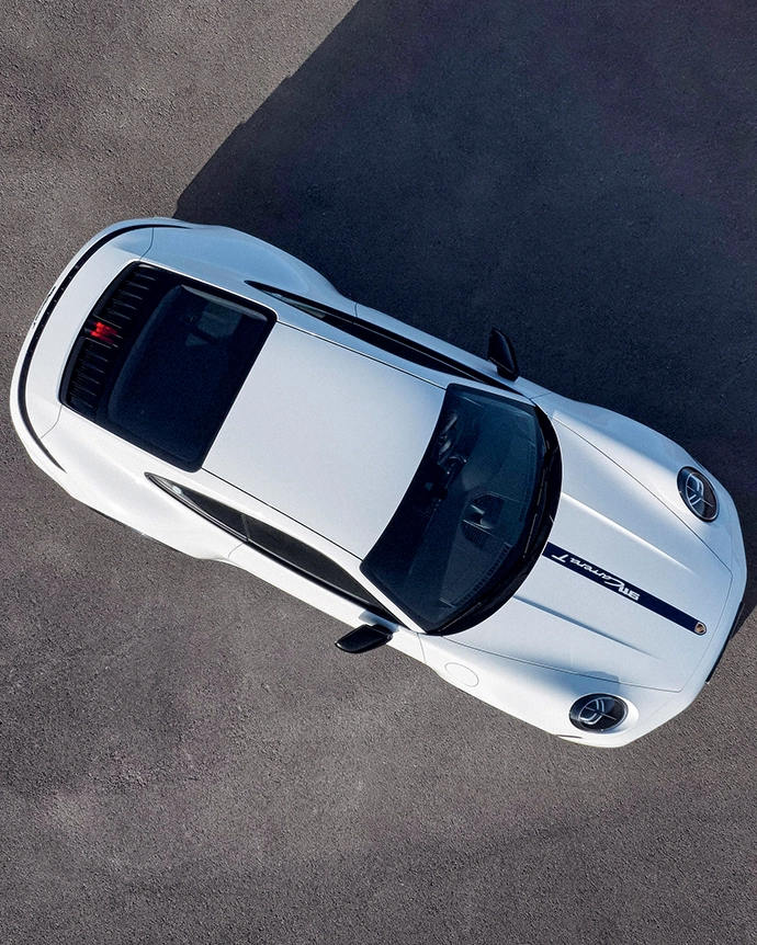 The rear wheel-drive 911 Carrera T is powered by the 3.0-litre 6-cylinder twin-turbo boxer engine delivering 290kW and
450Nm.