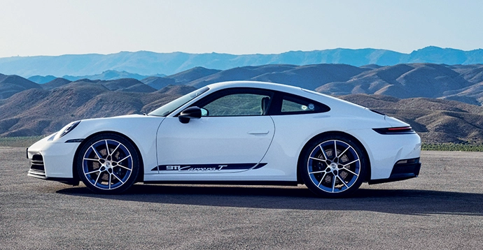 The rear wheel-drive 911 Carrera T is powered by the 3.0-litre 6-cylinder twin-turbo boxer engine delivering 290kW and
450Nm.