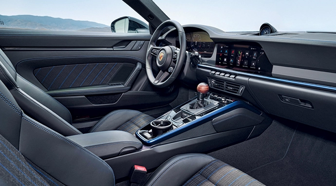 The shortened gear lever is topped with a laminated walnut wood gear knob.