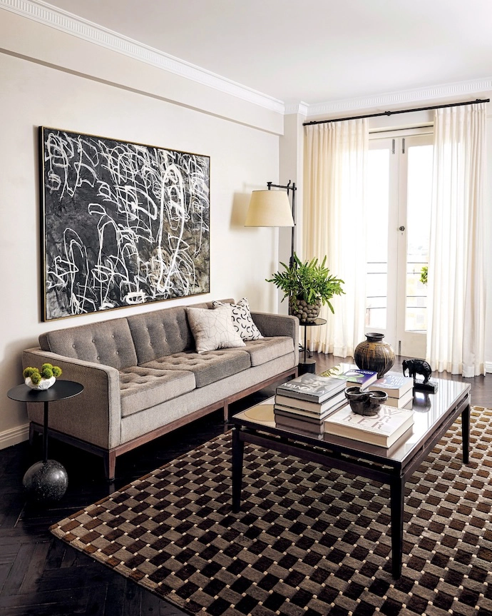 Leading to the distinctive curved balcony, the living room features a three-seater sofa and a 1950s Italian lamp.