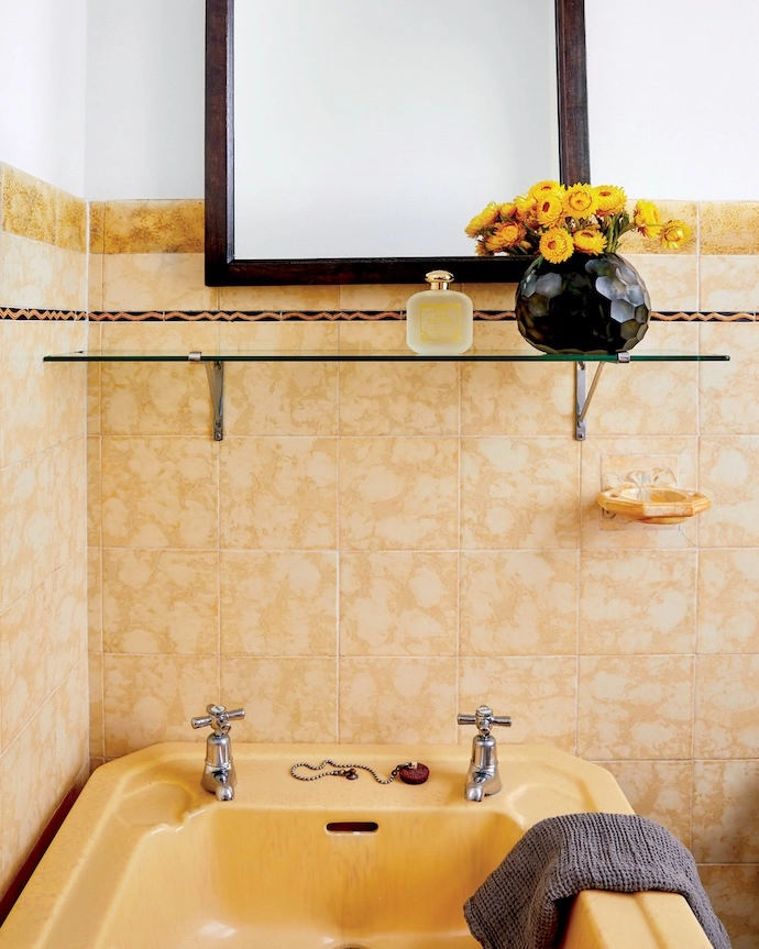 A Colonia fragrance by Santa Maria Novella and a Guaxs vase in the bathroom.