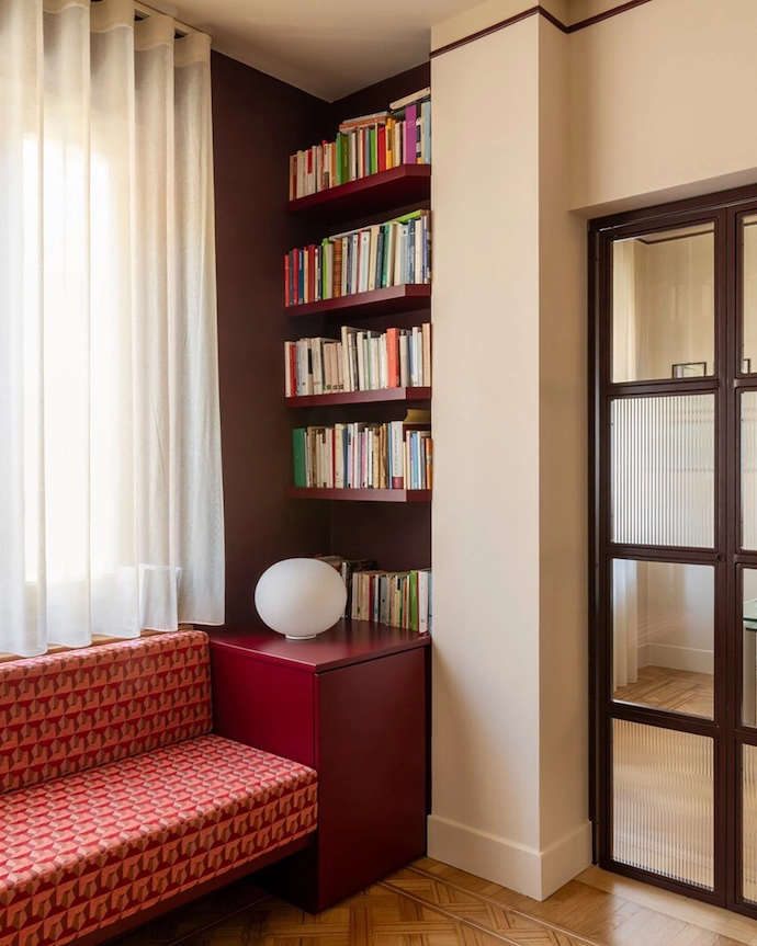 The Reading area feature a custom bench in Relief Corallo fabric by l’Opificio, Dioscuri table lamp by Artemide, and curtains in FISCHBACHER fabric 113/117/132.