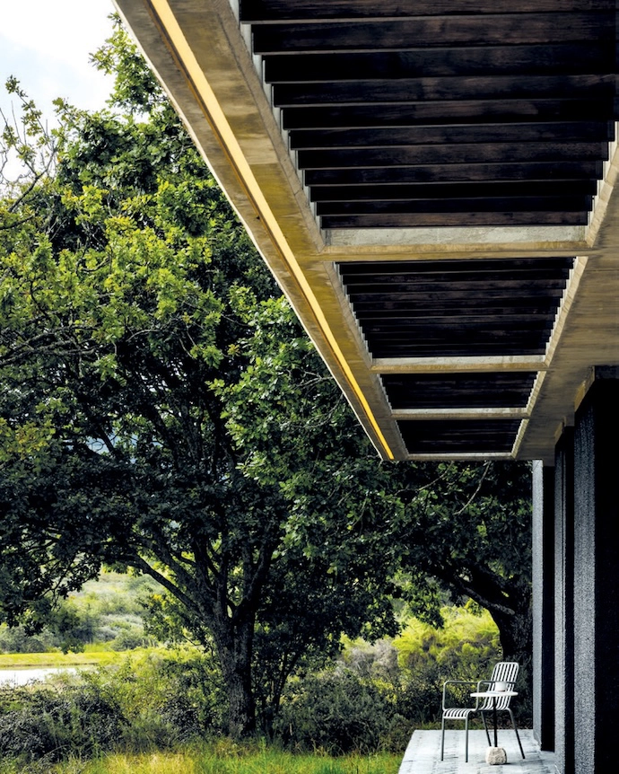 Klompie-style paving around the house reprises a familiar technique in a contemporary setting.