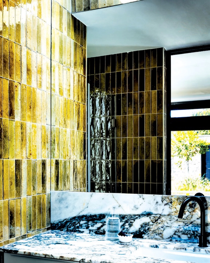 The bathrooms reprise the notion of luxury through simplicity – natural materials, neutral colours, light.