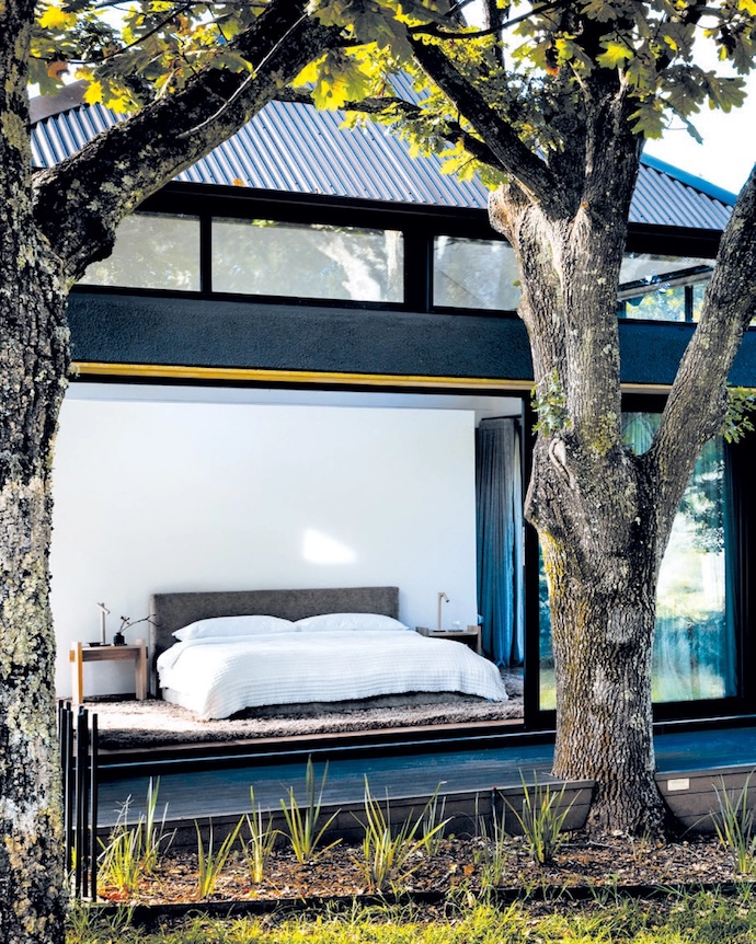 The bedrooms, positioned on the edges of the main “house”, can be opened completely to the outside.