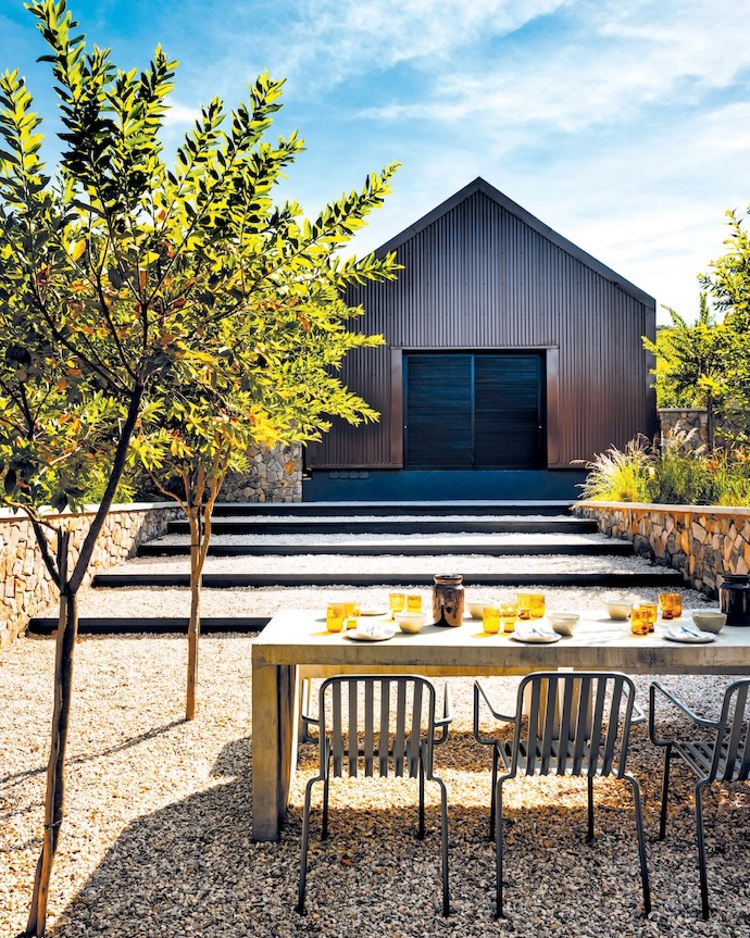 The gravel-topped central courtyard becomes an outside room with a dining area – the heart of the home. The garage, clad in corrugated iron reminiscent of early gold-rush cottages, creates a shed-inspired structure.