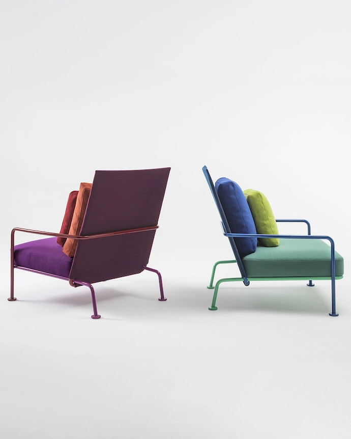 I loved this indoor/outdoor armchair by Piero Lissoni for Kartell. Simple, rationalist, reducing form to the essential, it features a bent line that traces the base, armrests, and backrest support, creating a lightweight tubular structure.