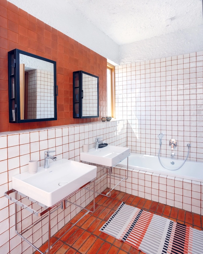 The main bedroom’s en suite bathroom features cabinets by Studio Delta and tiles by LimeGreen. 
