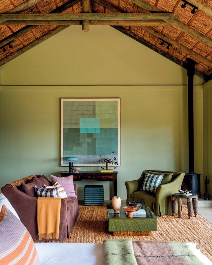 A palette of natural tones and organic textures runs throughout the estate buildings and accommodation, while painted walls and joinery, along with new stucco finishes on the fireplaces, reinforce a cohesive, timeless aesthetic.