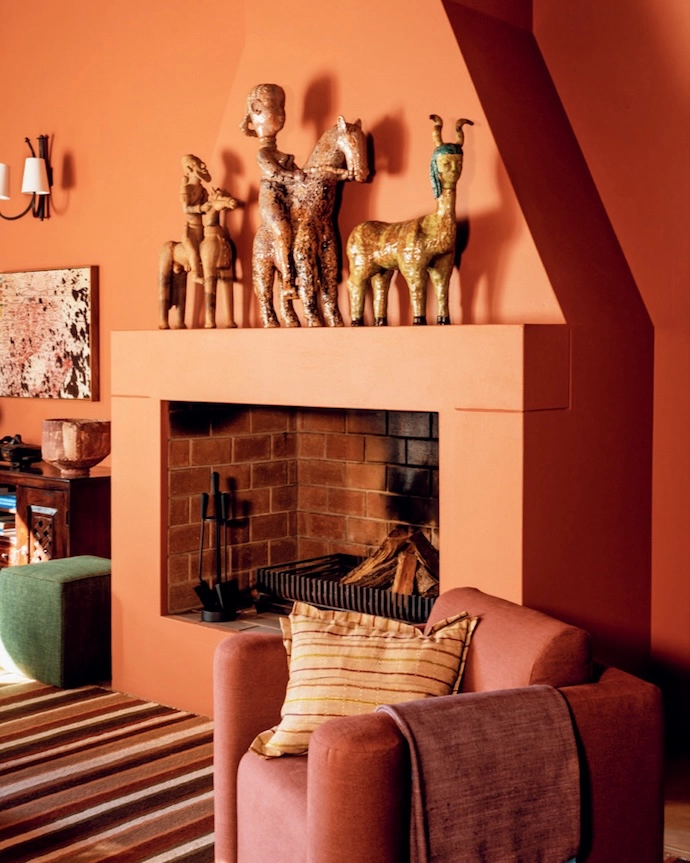 A palette of natural tones and organic textures runs throughout the estate buildings and accommodation, while painted walls and joinery, along with new stucco finishes on the fireplaces, reinforce a cohesive, timeless aesthetic.