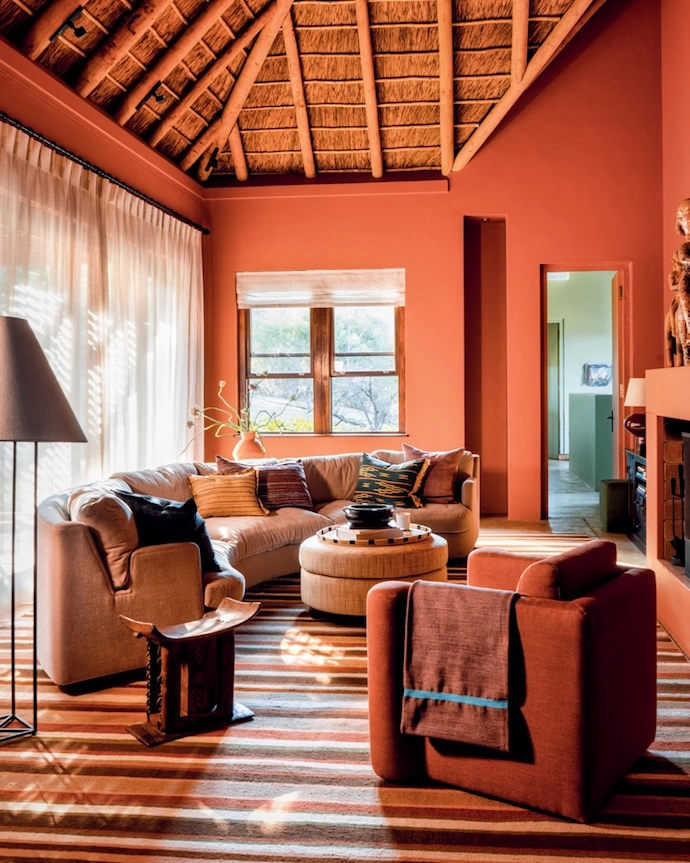 A palette of natural tones and organic textures runs throughout the estate buildings and accommodation, while painted walls and joinery, along with new stucco finishes on the fireplaces, reinforce a cohesive, timeless aesthetic.