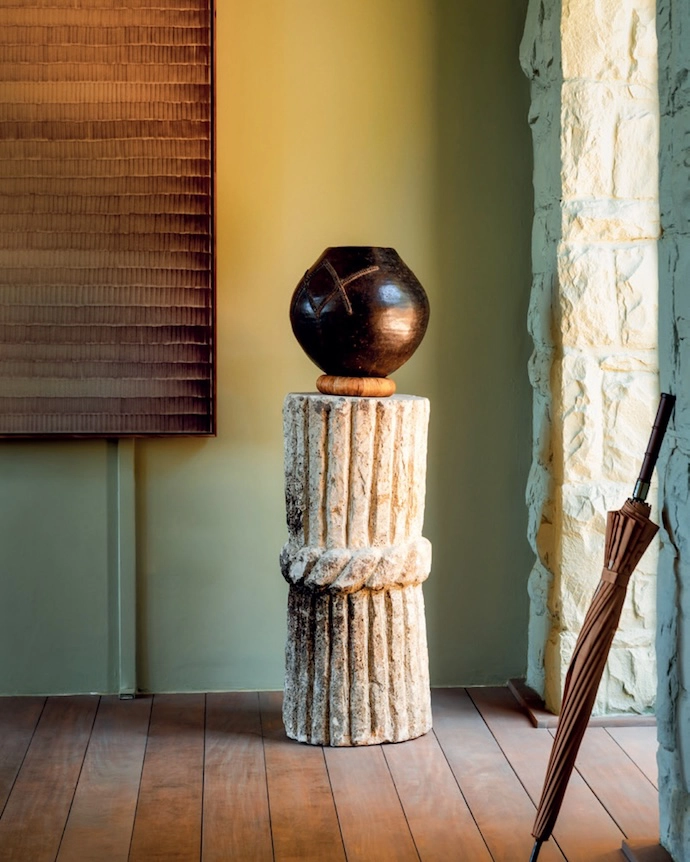 A palette of natural tones and organic textures runs throughout the estate buildings and accommodation, while painted walls and joinery, along with new stucco finishes on the fireplaces, reinforce a cohesive, timeless aesthetic.