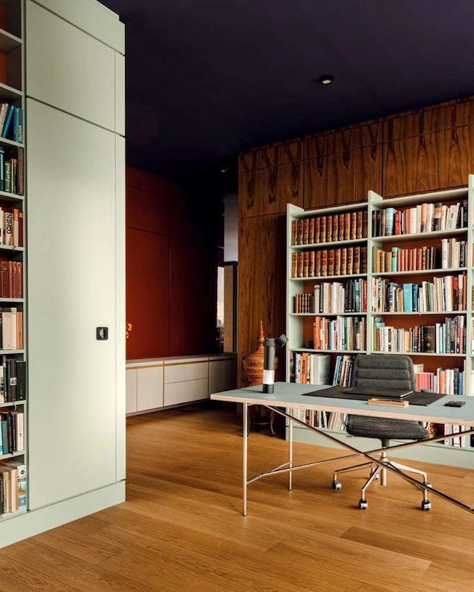 A study at The Village, with teak walls oﬀ ering visual separation from the lacquered entryway.