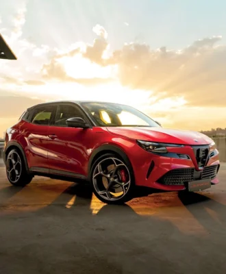 The Junior Elettrica Veloce features 20-inch alloy wheels, a “Progresso” grille, a contrasting black roof, Veloce decals and red brake calipers.