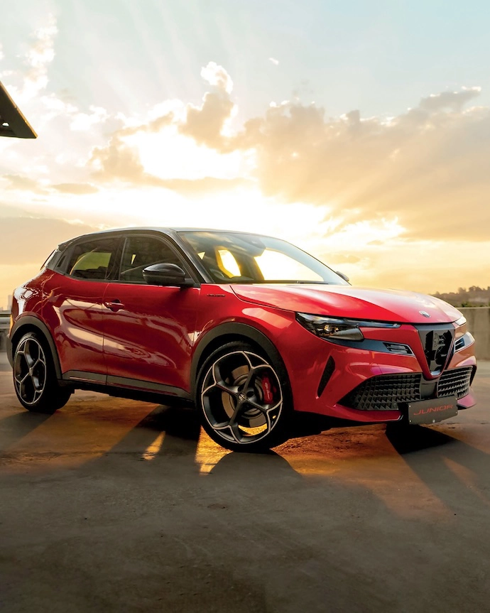 The Junior Elettrica Veloce features 20-inch alloy wheels, a “Progresso” grille, a contrasting black roof, Veloce decals and red brake calipers.