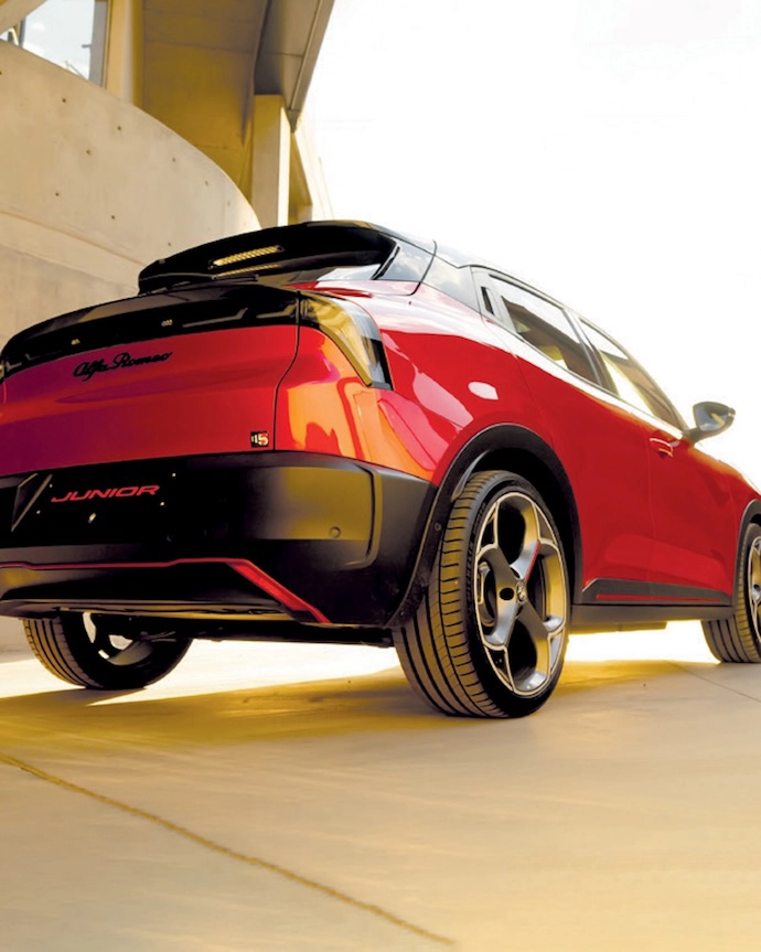 The Junior Elettrica Veloce features 20-inch alloy wheels, a “Progresso” grille, a contrasting black roof, Veloce decals and red brake calipers.