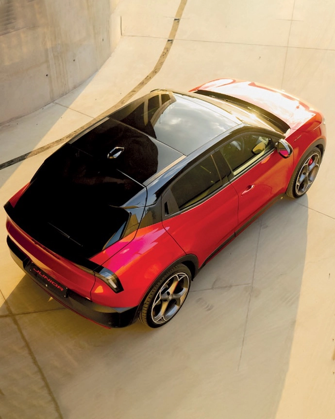 The Junior Elettrica Veloce features 20-inch alloy wheels, a “Progresso” grille, a contrasting black roof, Veloce decals and red brake calipers.