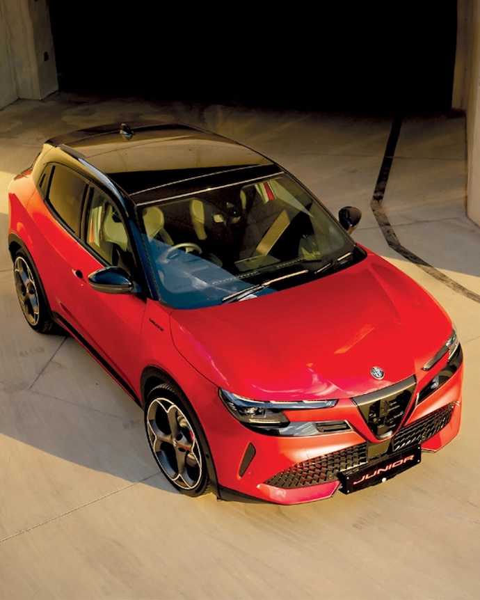 The Junior Elettrica Veloce features 20-inch alloy wheels, a “Progresso” grille, a contrasting black roof, Veloce decals and red brake calipers.