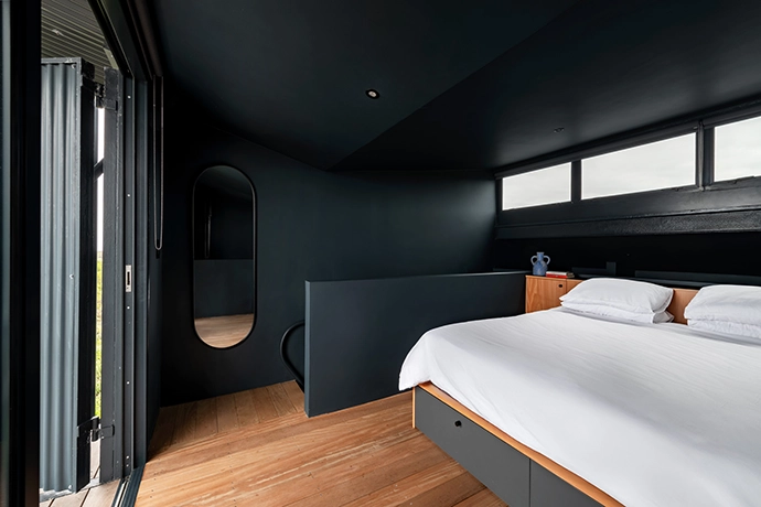 The loft bedroom features clerestory windows above the bed – and sliding doors at its foot – to encourage cross-breezes during the hot Eastern Cape summers