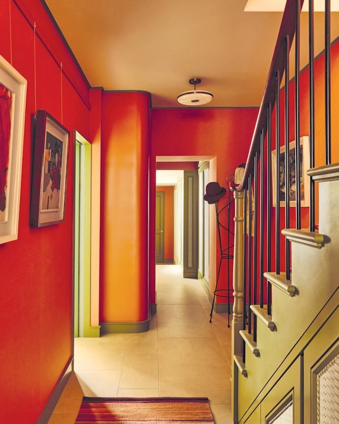 At Palace Gardens residential project in Notting Hill, London, warm terracotta hues and sage-green contrasts dominate the
palette – in the entryway, the lounge anchored by a curved sofa, the dining area with its textured wallpaper, and the deep-red marbled
wallpaper that’s been used in the guest bathroom. The kitchen continues the earthy aesthetic with luxe stone surfaces.