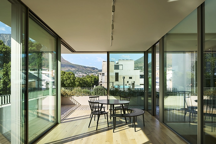 Where indoors and outdoors dissolve into one. Our HiFinity motorised sliding systems frame Cape Town's iconic backdrop without interruption.